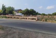 Pareja en motocicleta cae a barranca en Tochtepec; una mujer muere