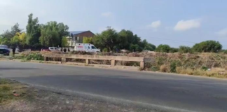 Pareja en motocicleta cae a barranca en Tochtepec; una mujer muere