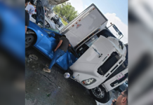 Camión vuelca en la México-Puebla y aplasta dos vehículos
