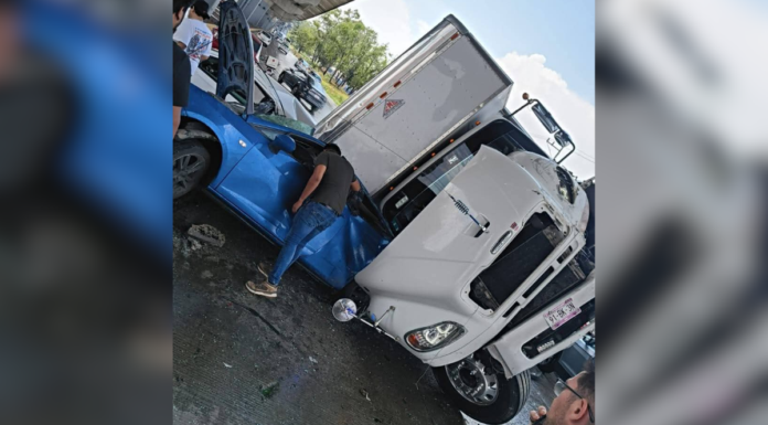 Camión vuelca en la México-Puebla y aplasta dos vehículos