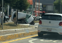 Muere conductor tras choque y volcadura en Vía Atlixcáyotl