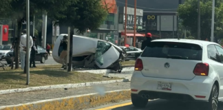Muere conductor tras choque y volcadura en Vía Atlixcáyotl