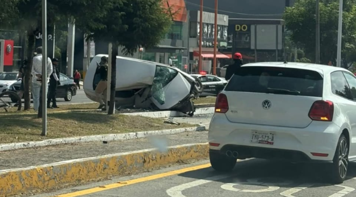 Muere conductor tras choque y volcadura en Vía Atlixcáyotl