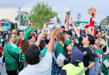 Miles disfrutan verbena mundialista afuera del Estadio Cuauhtémoc