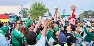 Miles disfrutan verbena mundialista afuera del Estadio Cuauhtémoc