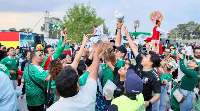 Miles disfrutan verbena mundialista afuera del Estadio Cuauhtémoc