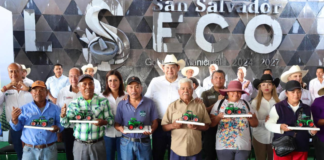 Armenta entrega apoyos al campo y artesanos en El Seco