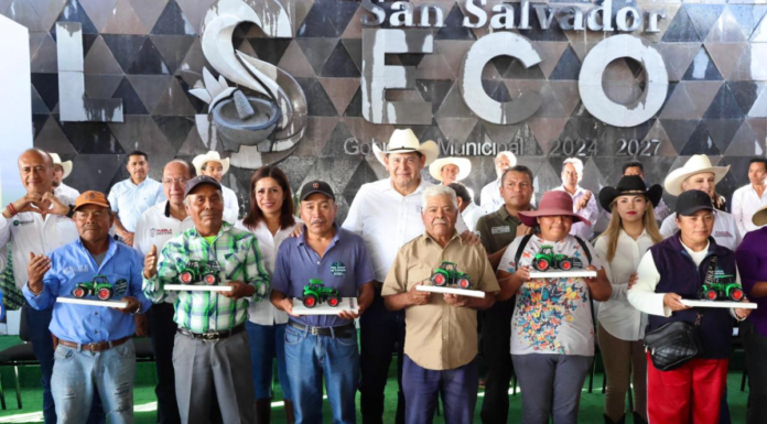 Armenta entrega apoyos al campo y artesanos en El Seco