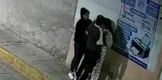 VIDEO: Pareja asalta a joven en calles del municipio de Amozoc