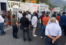 Transportistas bloquean vialidades en Teziutlán tras operativo