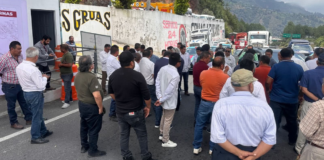 Transportistas bloquean vialidades en Teziutlán tras operativo