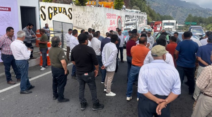 Transportistas bloquean vialidades en Teziutlán tras operativo