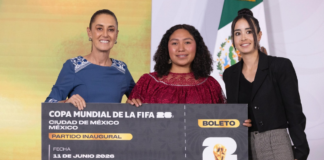Sheinbaum regala su boleto del Mundial 2026 a joven veracruzana