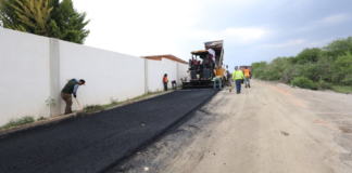 Construyen 3.3 km del camino a Las Loberas en Tecali de Herrera