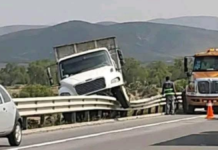 Camión de carga se sale del camino en la Cuacnopalan-Oaxaca