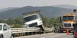 Camión de carga se sale del camino en la Cuacnopalan-Oaxaca