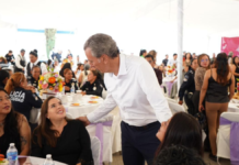 Pepe Chedraui celebra a policías por el Día de las Madres