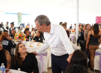 Pepe Chedraui celebra a policías por el Día de las Madres