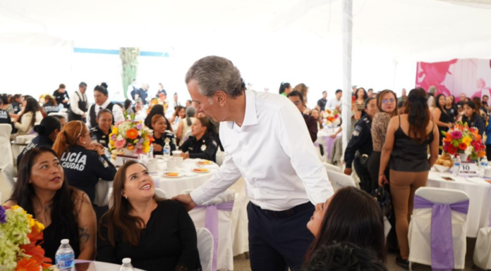 Pepe Chedraui celebra a policías por el Día de las Madres