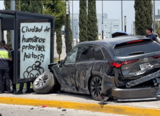 Choque en la Vía Atlixcáyotl deja tres lesionados y daños materiales