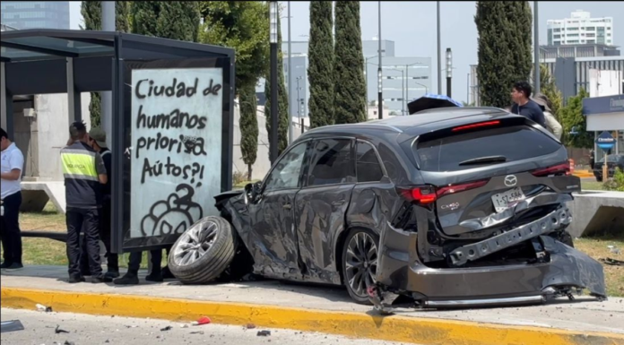 Choque en la Vía Atlixcáyotl deja tres lesionados y daños materiales