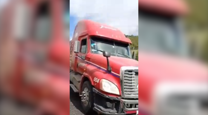 Choque entre tráileres provoca caos en la Puebla-Orizaba