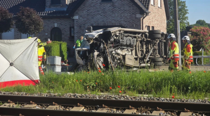 Choque entre tren y minibús escolar en Bélgica deja cuatro muertos