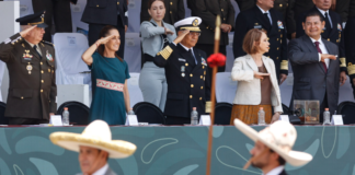 Desfile del 5 de Mayo reúne a figuras clave de la política en Puebla
