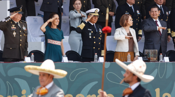 Desfile del 5 de Mayo reúne a figuras clave de la política en Puebla