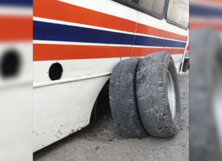 Camión de la ruta 65 pierde llanta y casi vuelca en Cuautlancingo