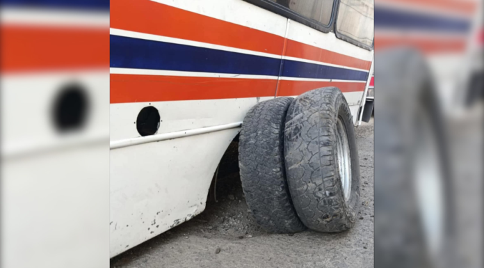 Camión de la ruta 65 pierde llanta y casi vuelca en Cuautlancingo