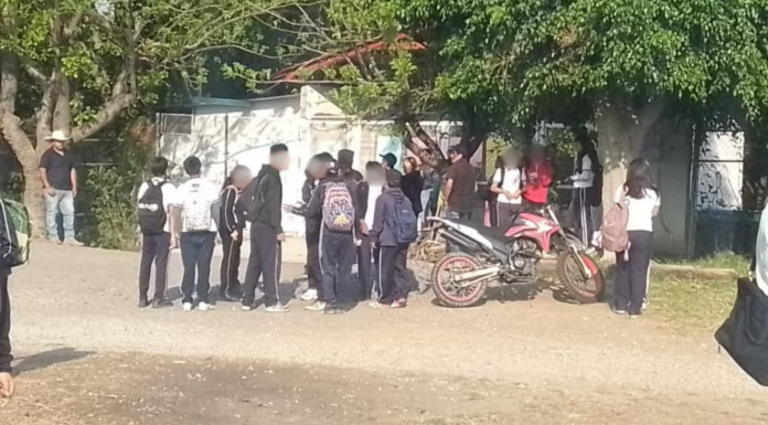 Protestan en telesecundaria de Tepeojuma por falta de intendente