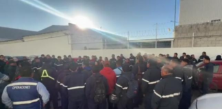 Trabajadores realizan paro laboral en centro de distribución de Almecatla