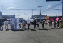 Padres protestan por reinstalación de exdirectora de kínder en Puebla