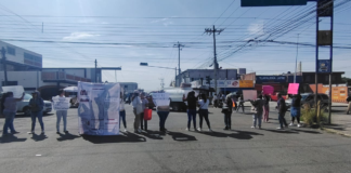 Padres protestan por reinstalación de exdirectora de kínder en Puebla