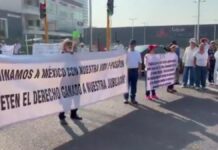 Jubilados de CFE protestan en caseta de Atlixco por pensiones