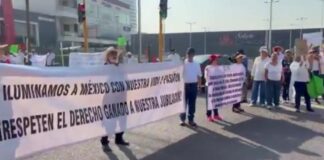 Jubilados de CFE protestan en caseta de Atlixco por pensiones