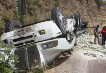 Vuelca tráiler con cemento en curva de la Puebla-Atlixco