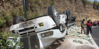 Vuelca tráiler con cemento en curva de la Puebla-Atlixco