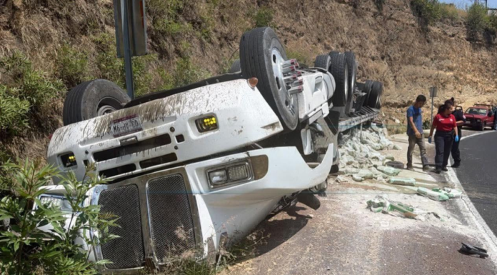 Vuelca tráiler con cemento en curva de la Puebla-Atlixco