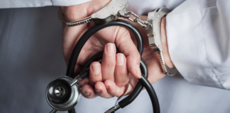 Buscan sancionar con severidad la usurpación médica en Puebla