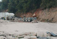 Cierran la Puebla-Orizaba tras volcadura de tractocamión