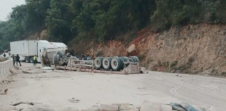 Cierran la Puebla-Orizaba tras volcadura de tractocamión