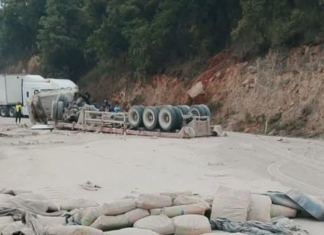 Cierran la Puebla-Orizaba tras volcadura de tractocamión