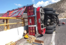 Tractocamión vuelca en la Cuacnopalan-Oaxaca; reportan un muerto
