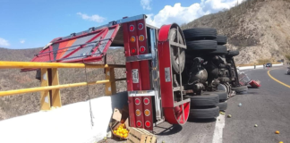 Tractocamión vuelca en la Cuacnopalan-Oaxaca; reportan un muerto