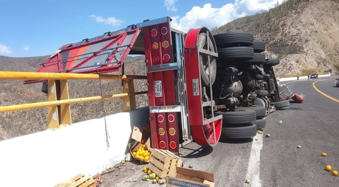 Tractocamión vuelca en la Cuacnopalan-Oaxaca; reportan un muerto