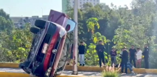 Conductor resulta lesionado tras volcar detrás del CIS Angelópolis
