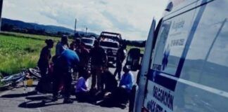 Dos motociclistas resultan heridos tras derrapar en Acajete