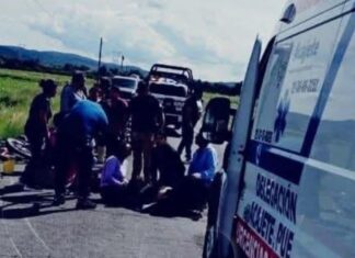 Dos motociclistas resultan heridos tras derrapar en Acajete